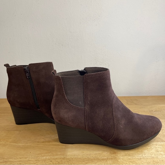 Clarks Crystal Quartz Brown Suede Leather Wedge Chelsea Boots Booties Size 7.5W - Picture 10 of 15